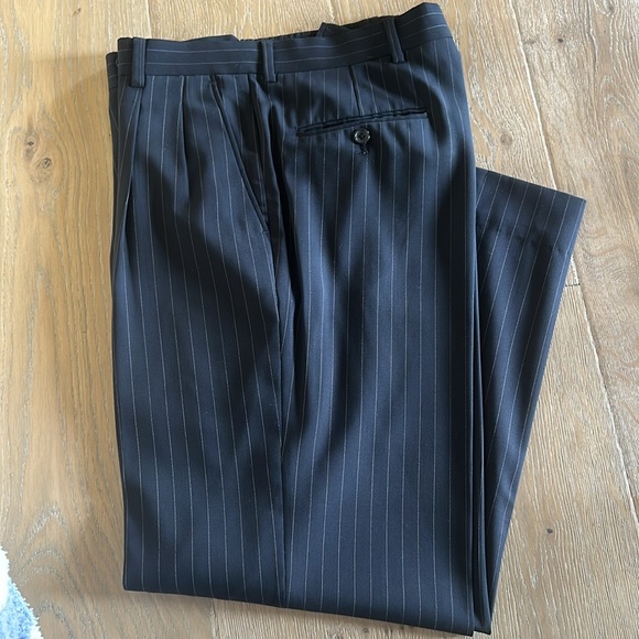 Emanuel Ungaro Men’s Suit Jacket and Pants- Navy Blue w/ White Stripes- 38S/32W - Picture 7 of 8